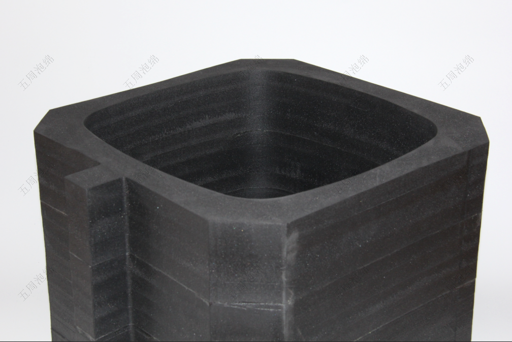 大型異形設(shè)備 EVA 內(nèi)襯：復(fù)雜輪廓適配與強(qiáng)支撐防護(hù)